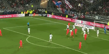 尤文发售圣诞节相关产品，毛衣售价39.9欧元，帽子16.9欧