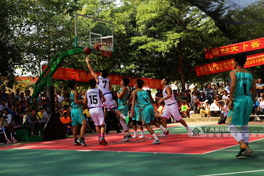 安东内拉偶遇网红街头采访：你是做什么工作的